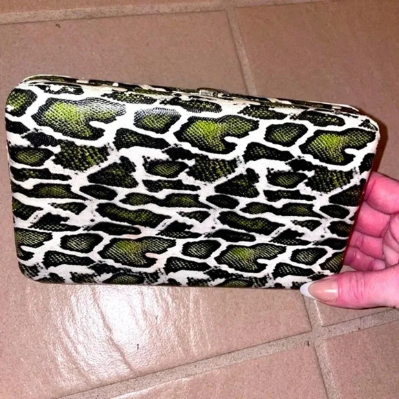 HARD CASE IVORY GREEN AND BLACK PYTHON FAUX LEATHER CLUTCH - Picture 6 of 9